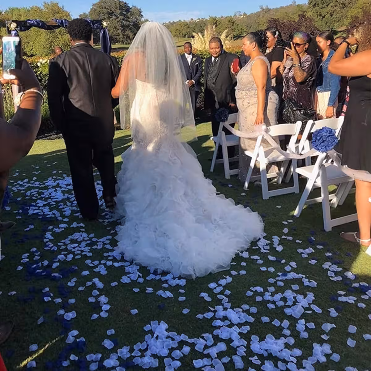 Petali di rosa bianchi in tessuto per decorazioni tavoli matrimonio