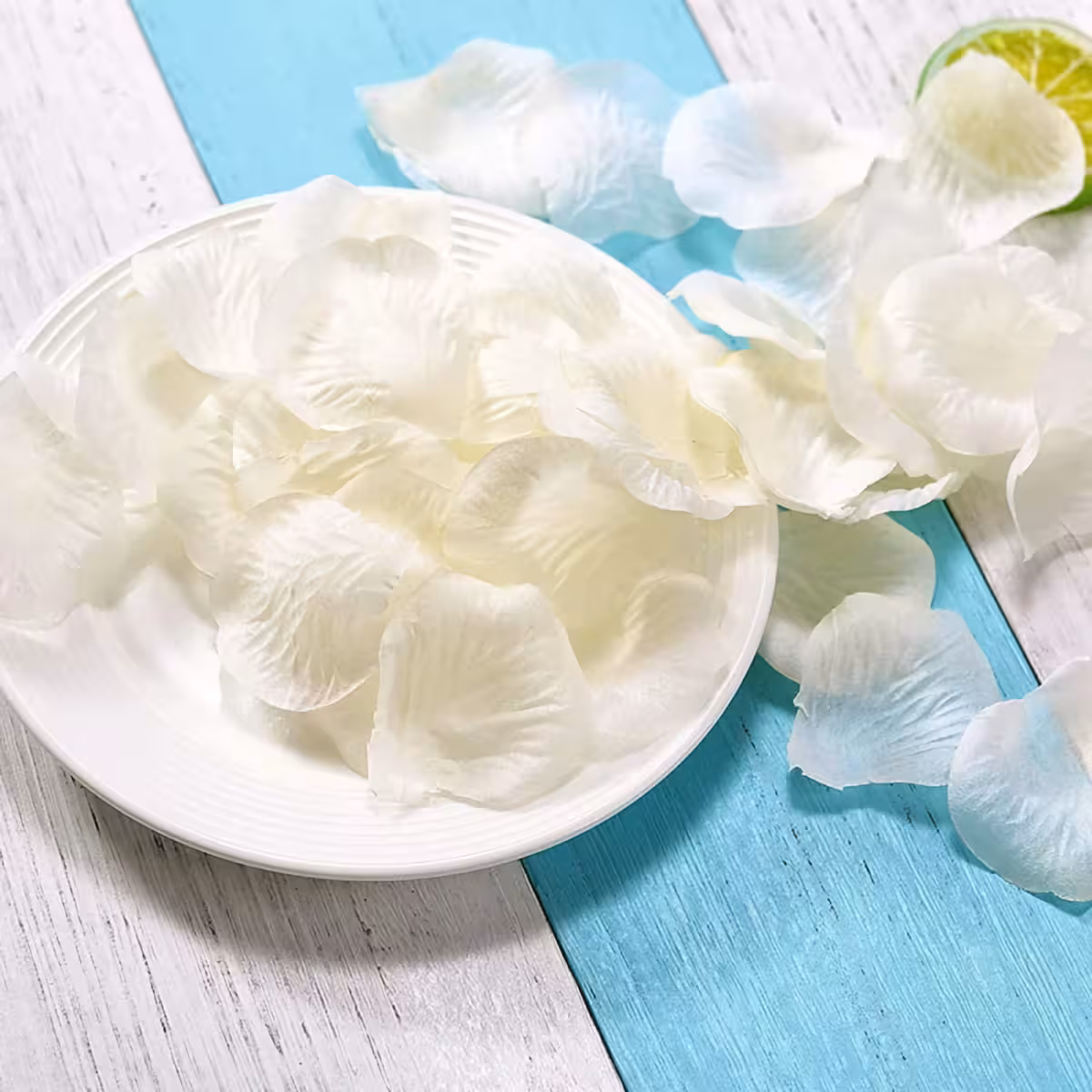 Petali artificiali bianchi sparsi sul pavimento per decorazione elegante