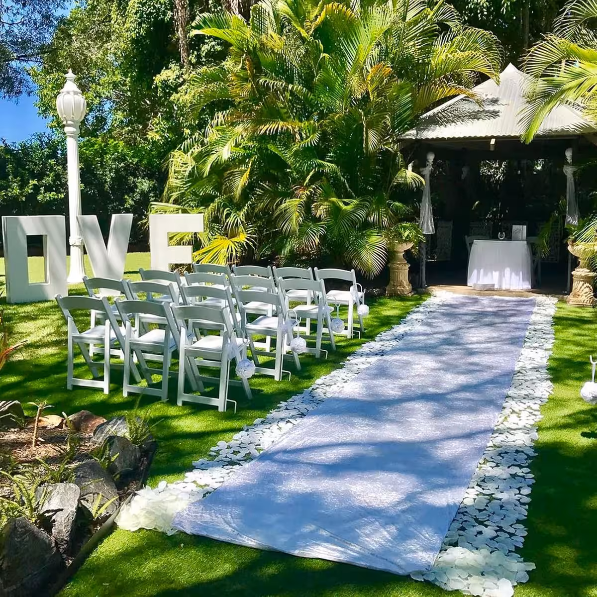 Petali artificiali bianchi per decorazioni eleganti di anniversario