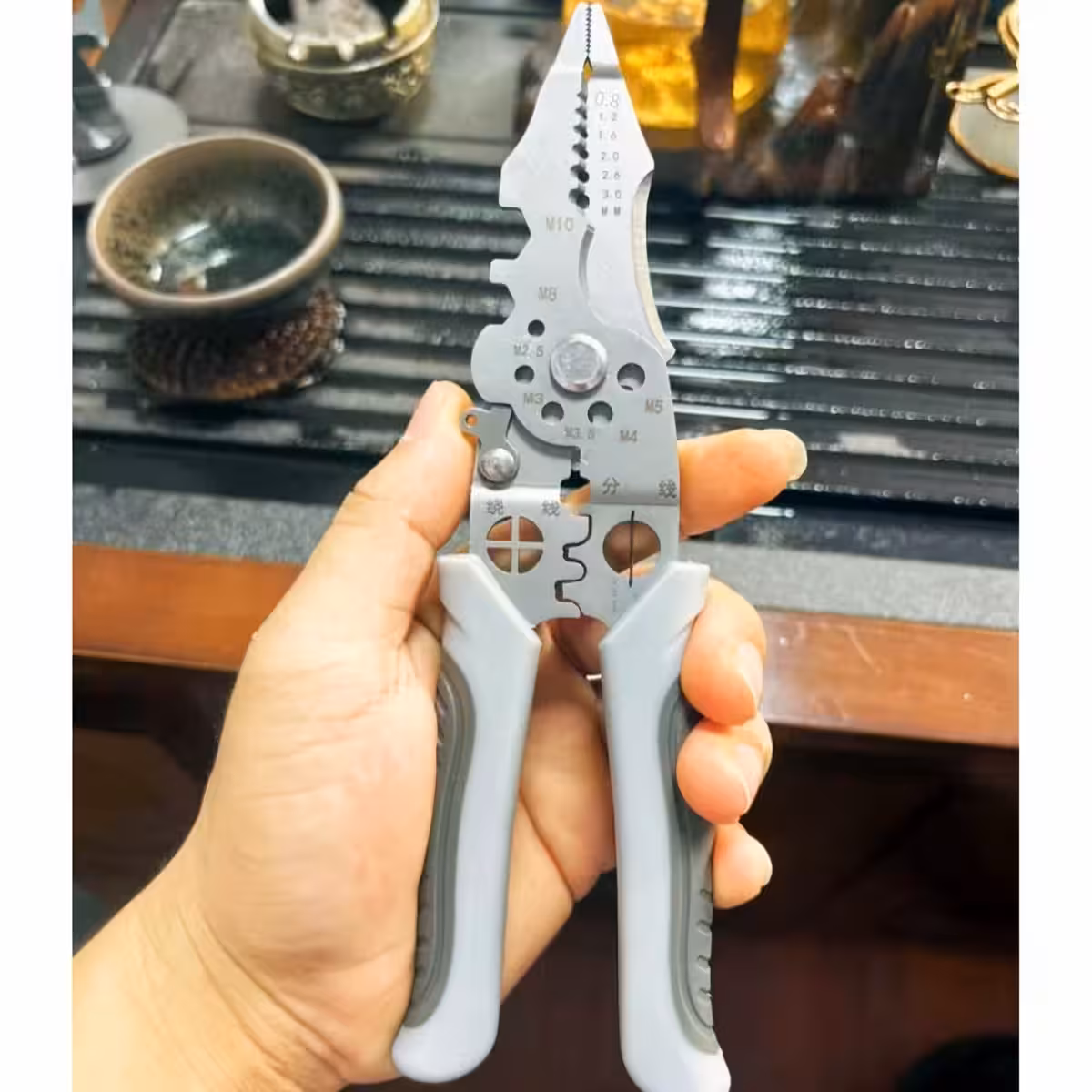 Pinza elettrica con area di spellatura per fili e cavi elettrici