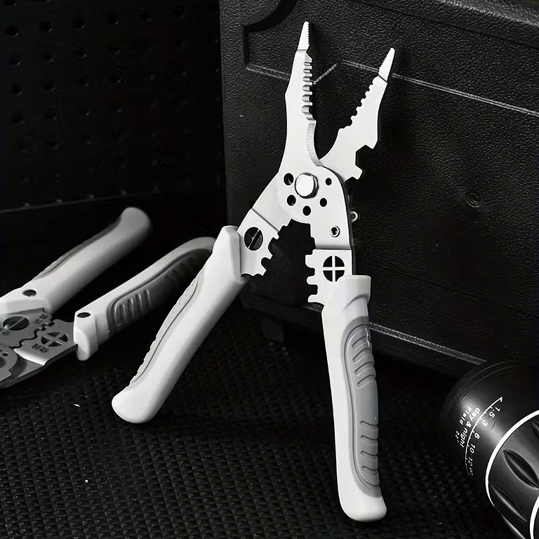 Fori calibrati per spelatura Fori calibrati per spellatura precisa dei fili di diversi spessori