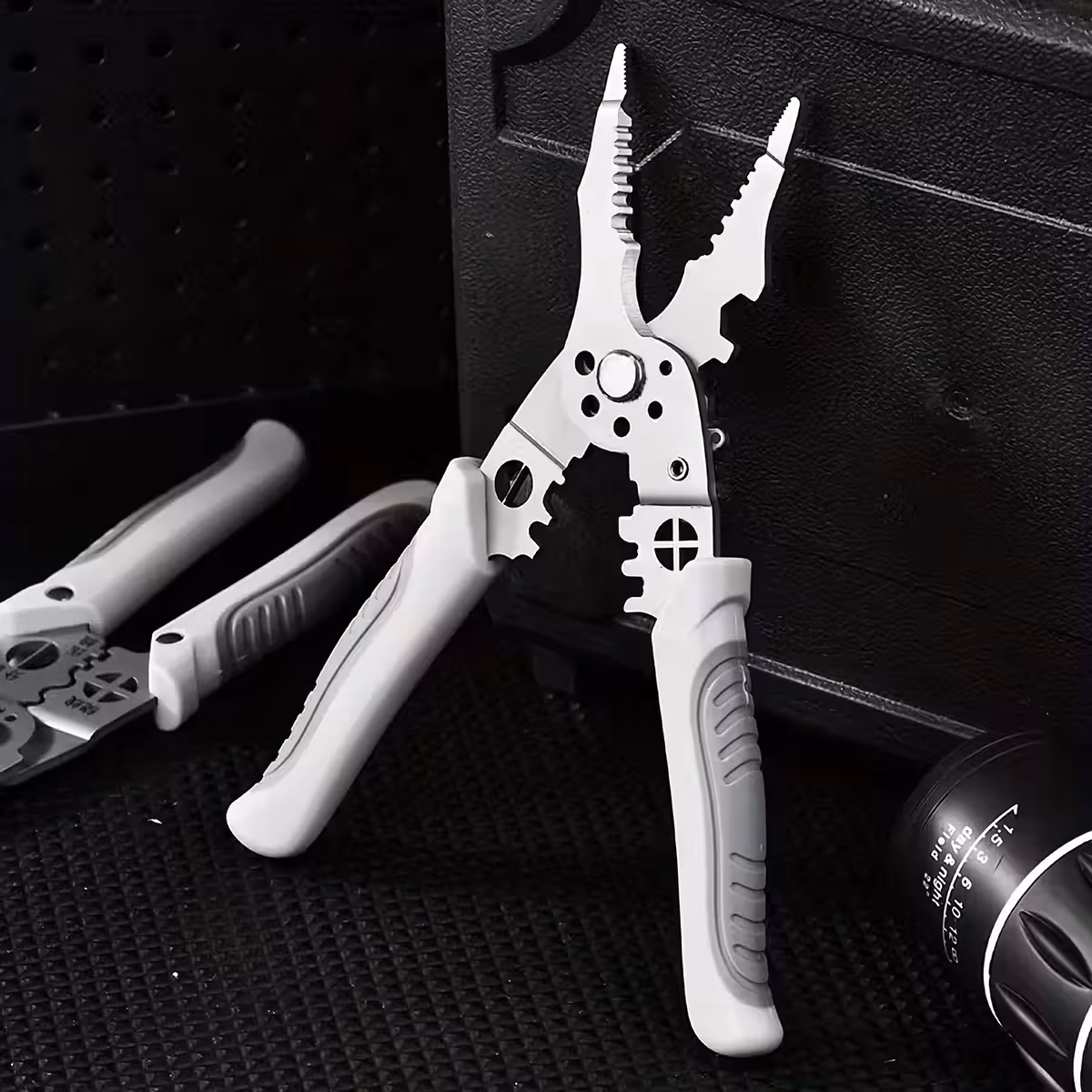 Fori calibrati per spellatura precisa dei fili di diversi spessori